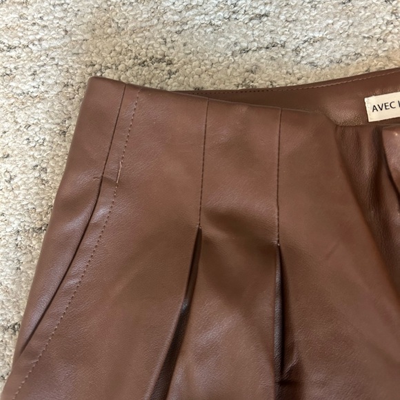 NOT FOR SALE  Les Filles wide leg pleated vegan leather pants NWT size M - Picture 12 of 16